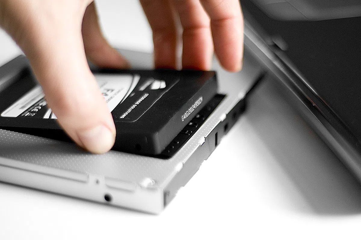 DIGITUS Bastidor de Montaje SSD/HDD para bahía de Unidad de CD/DVD/BLU-Ray - para portátiles - SSD/HDD de 2,5" - SATA a SATA III - 12,7 mm de Altura - 6 Gbit/s
