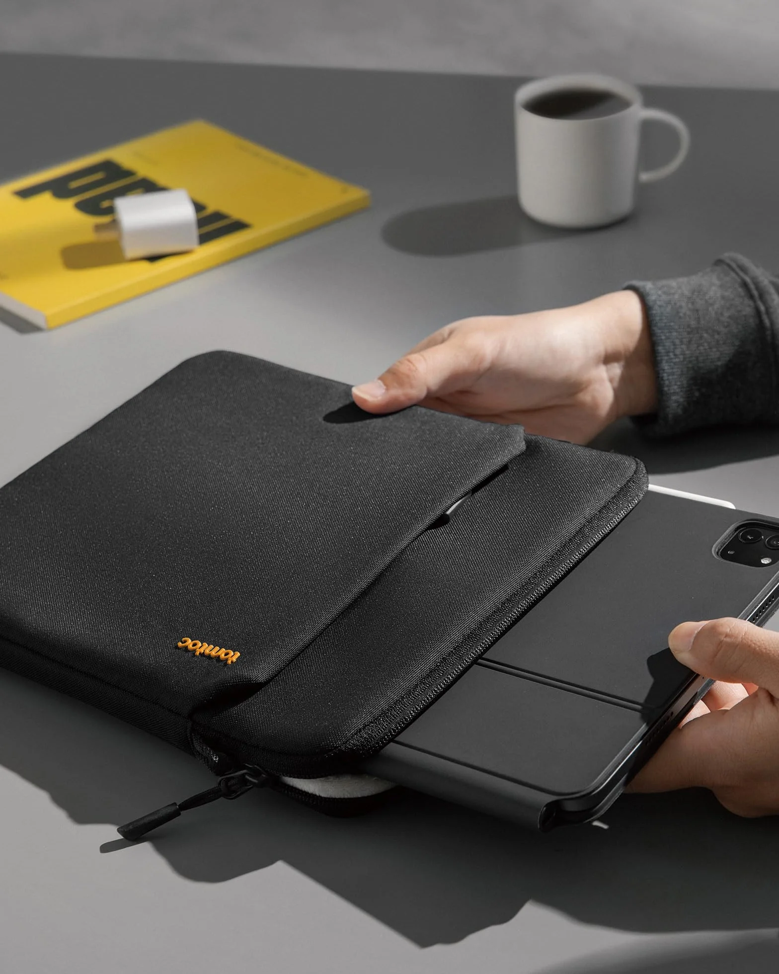 tomtoc Slim Funda para 13 Pulgadas iPad Pro M4 2024 & iPad Air M3/M2 2025-2024, 12,9" iPad Pro 6/5/4 M2&M1, Bolsa bandolera Ligera con compartimento para accesorios, Tejido Ecológico